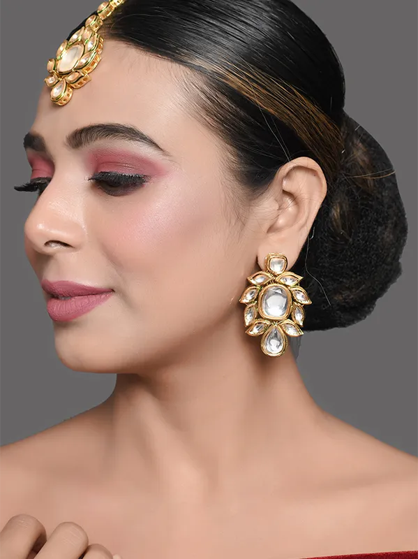 Gold tone earrings and maangtikka