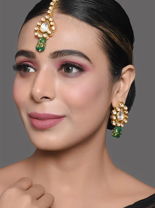 Gold toned Kundan earring & mang tika set